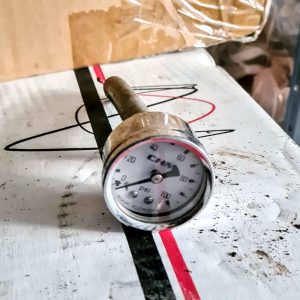 Universal Pressure gauge 0-100 psi.